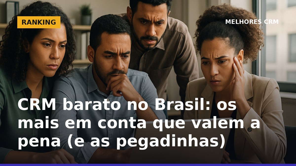 Equipe de vendas brasileira avaliando opções de CRM barato em escritório pequeno