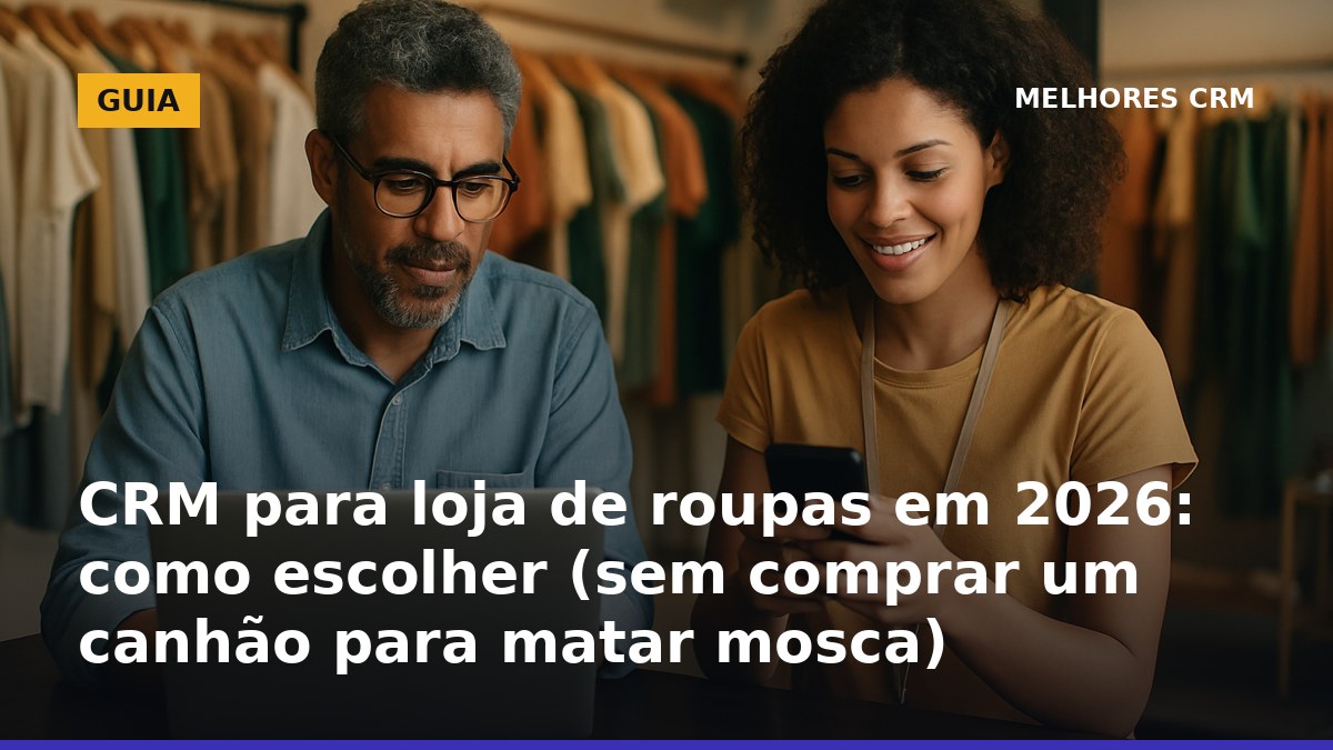 CRM para loja de roupas: gestora e vendedora analisando clientes e WhatsApp no caixa