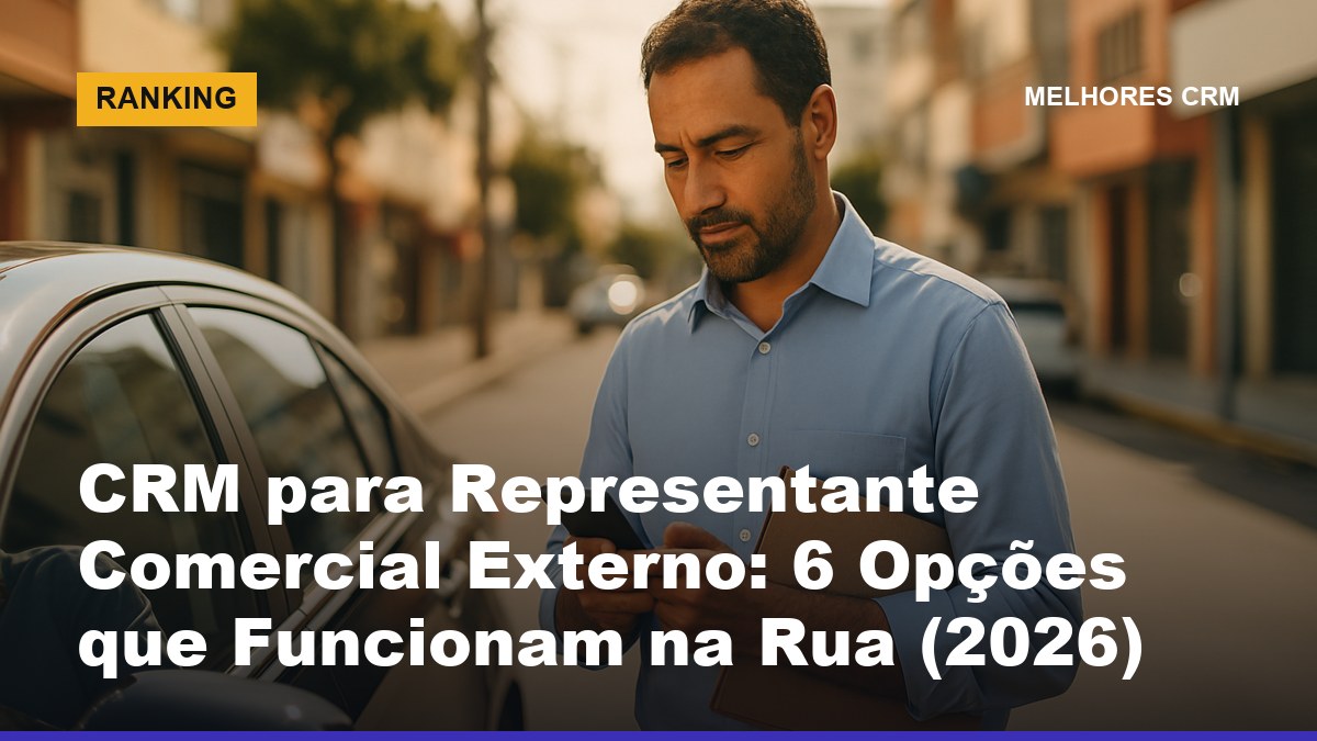 Representante comercial externo usando CRM no celular durante visita a cliente, ilustrando o melhor CRM para vendedor externo