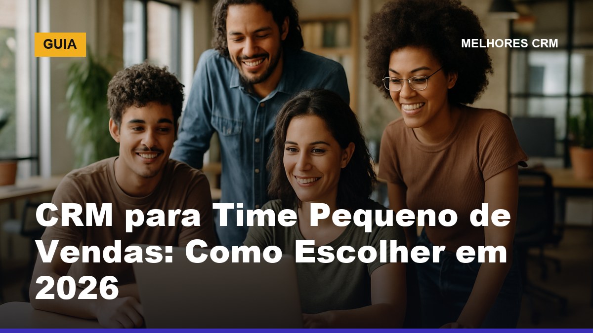 Time pequeno de vendas brasileiro reunido ao redor de laptop em escritório de startup