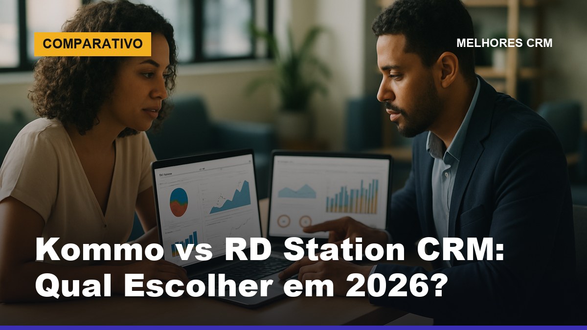 Dois profissionais de vendas brasileiros comparando dashboards de CRM em laptops em escritório moderno