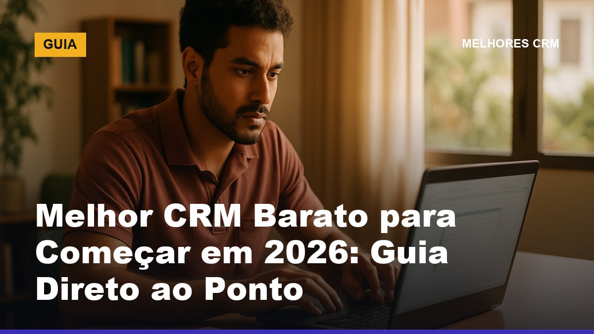Empreendedor brasileiro jovem configurando primeiro CRM no home office com planilha ao lado