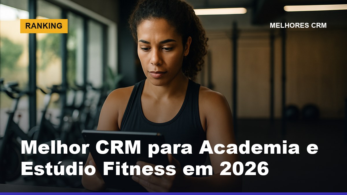 Dona de academia brasileira consultando dados de alunos em tablet na recepção do estúdio fitness