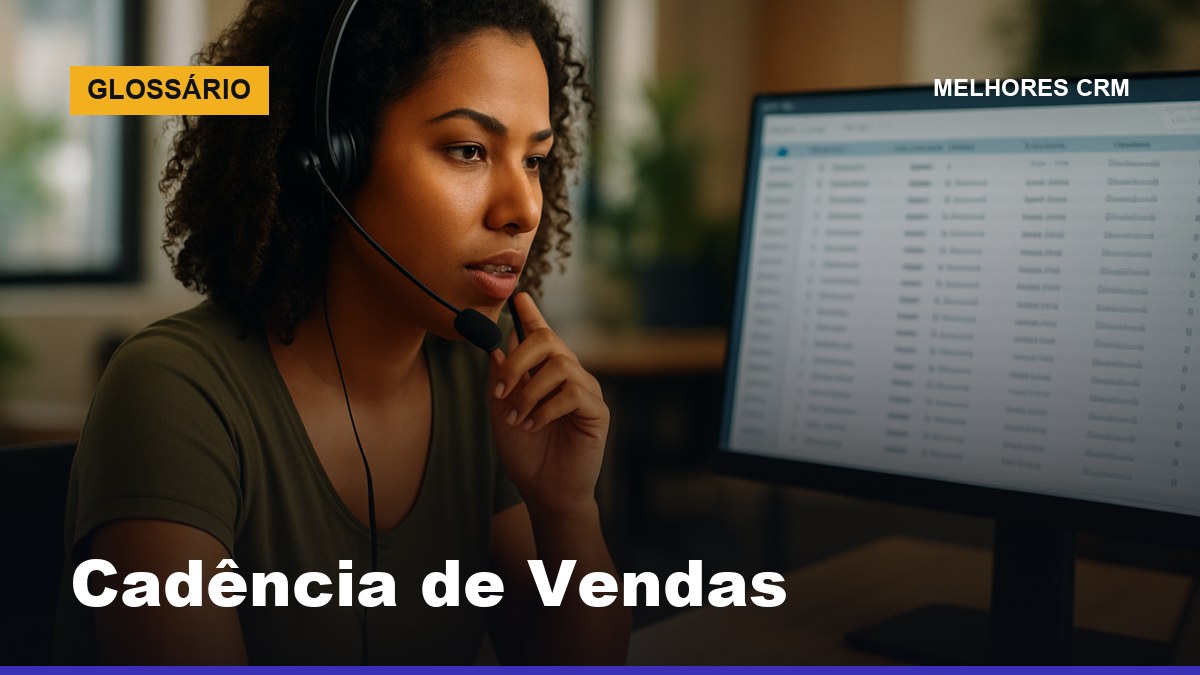 SDR brasileira fazendo ligação de prospecção com headset enquanto consulta lista de contatos no CRM