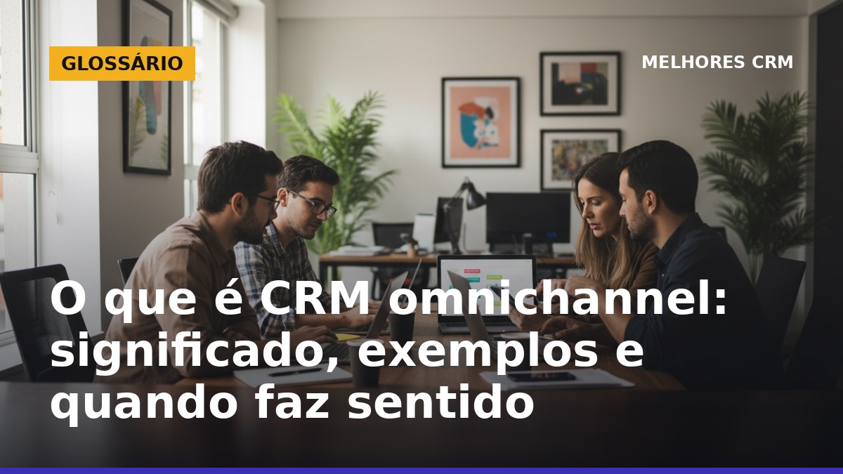 Equipe usando CRM omnichannel para centralizar WhatsApp, e-mail e chat no histórico do cliente