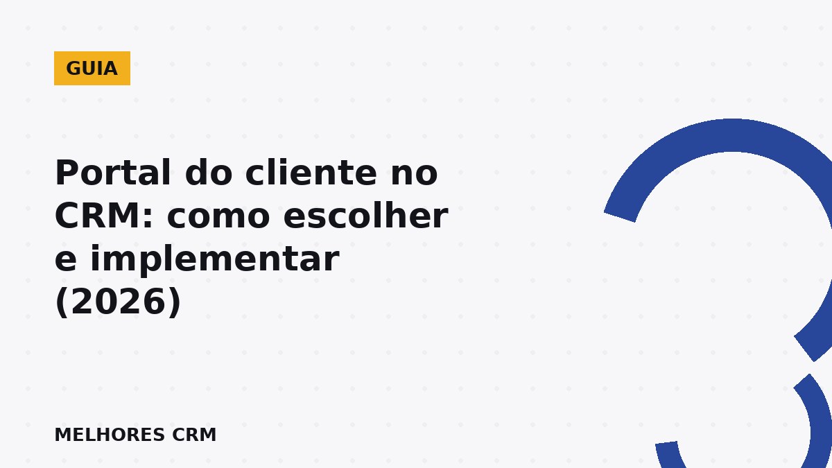 Time de CS avaliando portal do cliente no CRM em um laptop