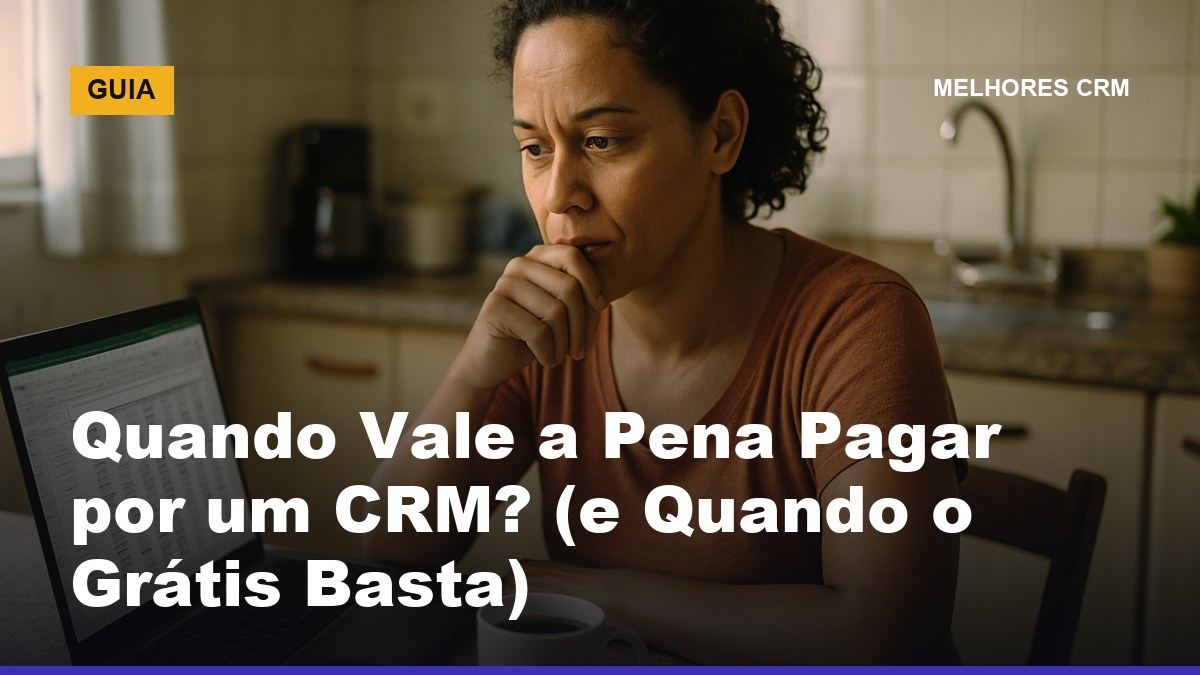 Empresária brasileira calculando se vale a pena pagar por CRM em home office simples
